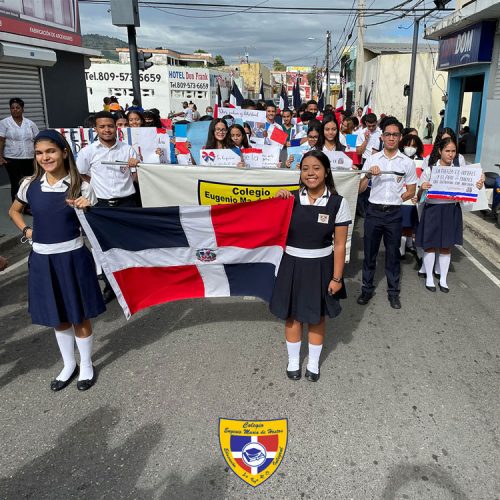 estudiantes-del-CEMH-sosteneindo-su-bandera-y-la-bandera-dominicana-en-el-desfile-del-04-de-marzo